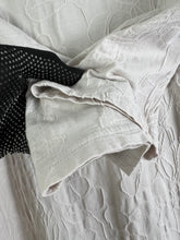 Load image into Gallery viewer, Plantation ISSEY MIYAKE Embroidery Blouse (M) GTMP320
