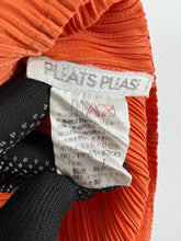 Load image into Gallery viewer, Pleats Please ISSEY MIYAKE Sleeveless Blouse (F) GTMP318
