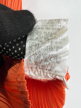 Load image into Gallery viewer, Pleats Please ISSEY MIYAKE Sleeveless Blouse (F) GTMP318
