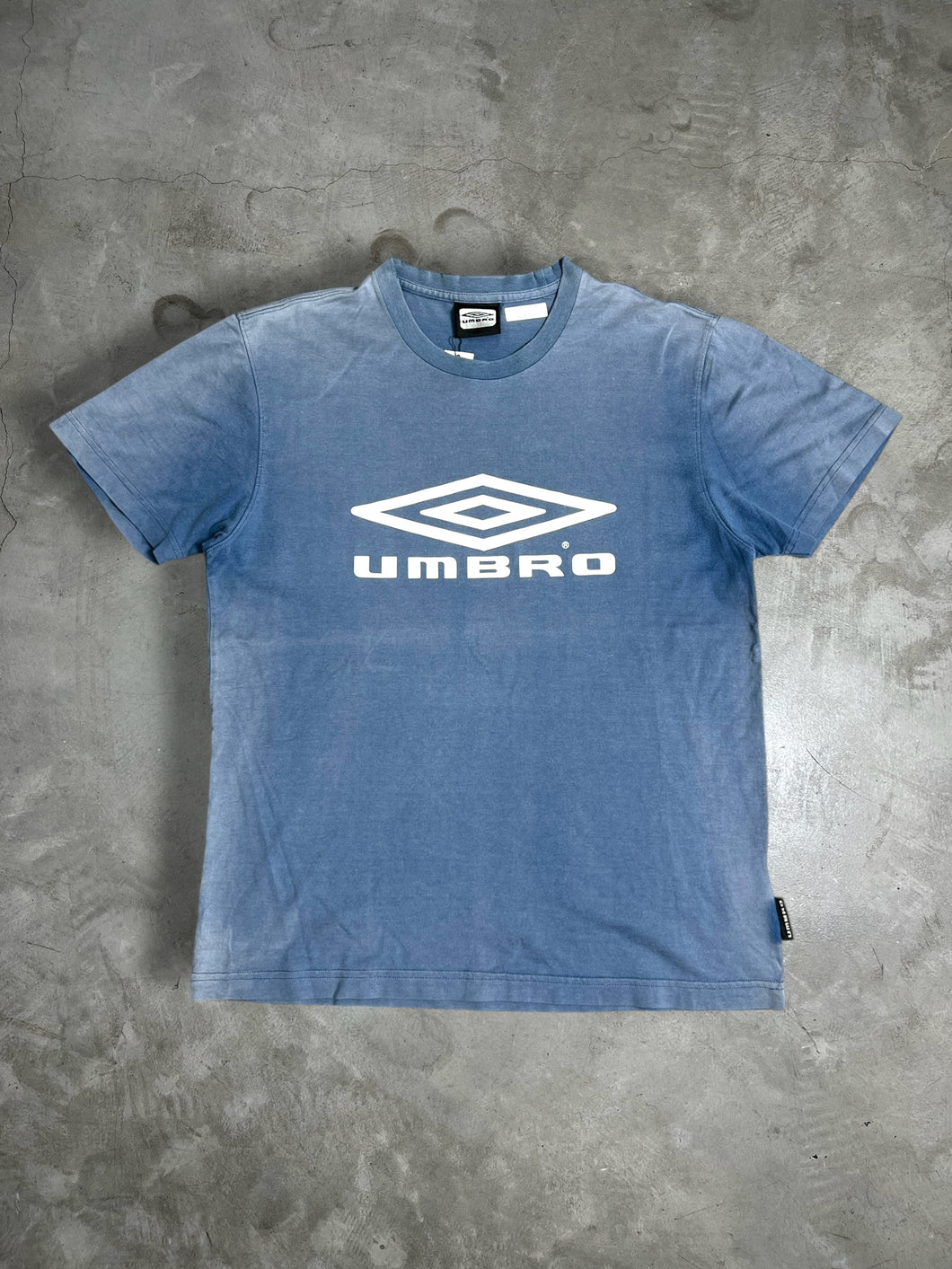 UMBRO by Descente Box Logo Graphic Tee (M) GTME619