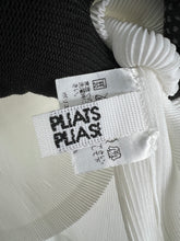 Load image into Gallery viewer, Pleats Please ISSEY MIYAKE Sleeveless Blouse (3) GTMP337
