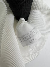 Load image into Gallery viewer, Pleats Please ISSEY MIYAKE Sleeveless Blouse (3) GTMP337
