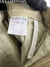 Load image into Gallery viewer, BALENCIAGA Golf Pleated Cuffed Corduroy Short GTMP191
