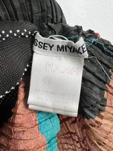 Load image into Gallery viewer, ISSEY MIYAKE Pleated Printed Blouse (L) GTMP103
