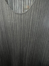 Load image into Gallery viewer, Pleats Please ISSEY MIYAKE Sleeveless Blouse (4) GTMP375
