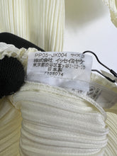 Load image into Gallery viewer, Pleats Please ISSEY MIYAKE Off White Blouse (3) GTMP241
